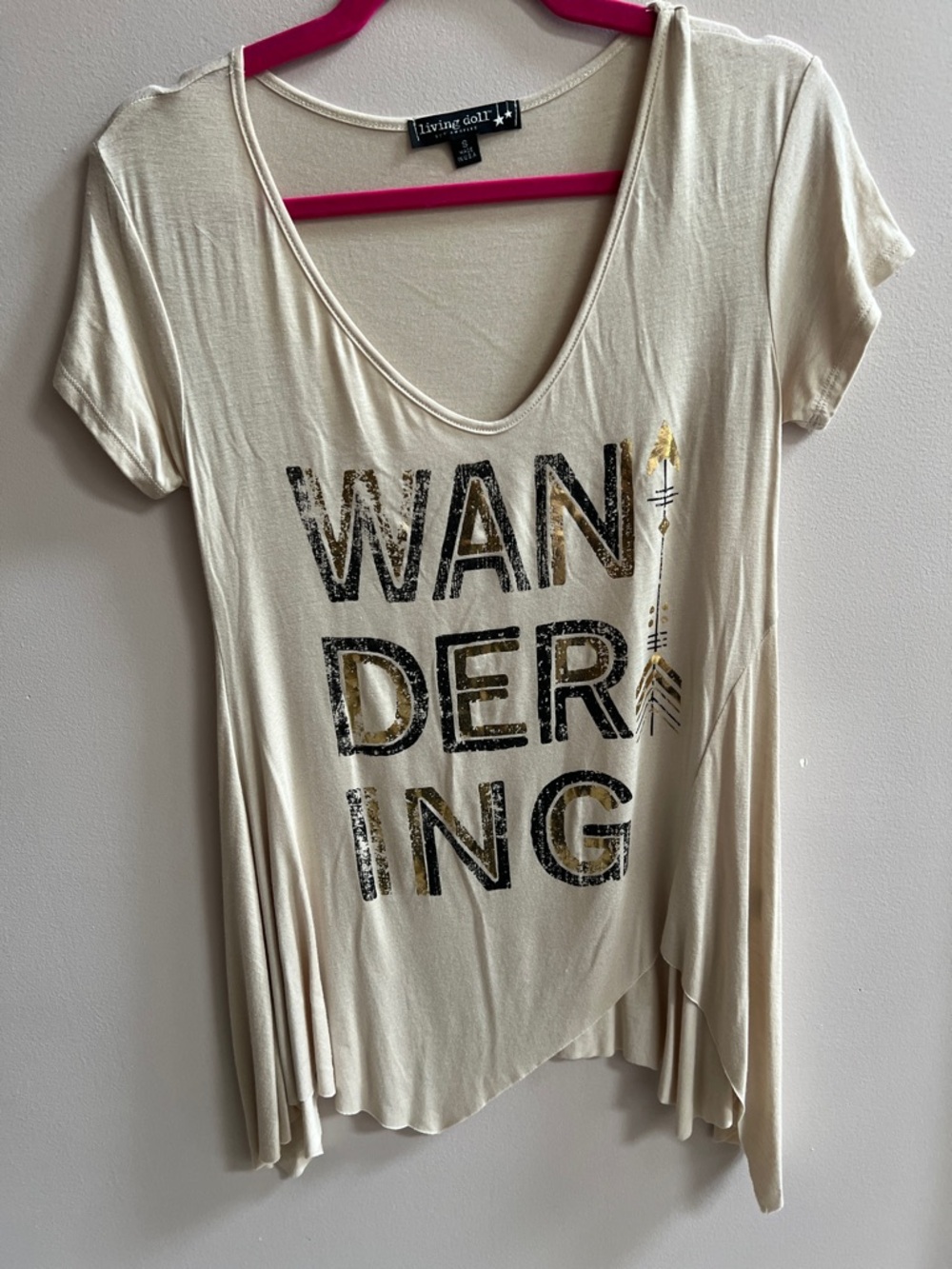 living doll cream V-neck 'WANDERING' Graphic Tee with Gold Arrow Detail Size Sma